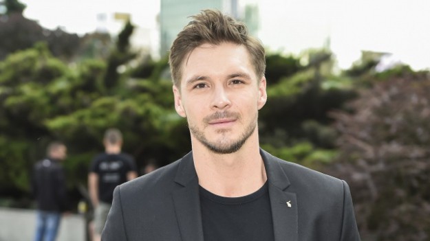 RMF Extra: Mikołaj Roznerski pręży muskuły, pozując bez koszulki. "Ktoś tu chyba przypakował" [ZDJĘCIE]