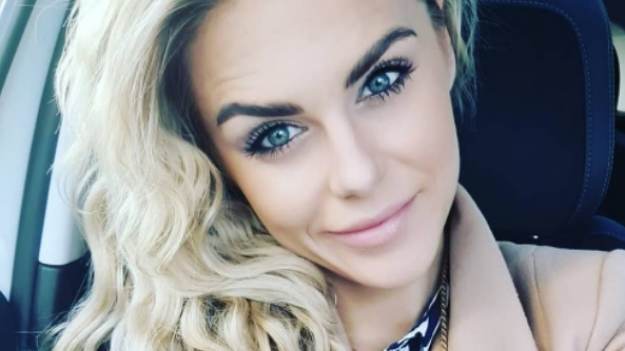 RMF Extra: Żona Marcina Mroczka w stroju kąpielowym pozuje na piaszczystym brzegu. Marlena Muranowicz sporo odsłoniła! [GALERIA]