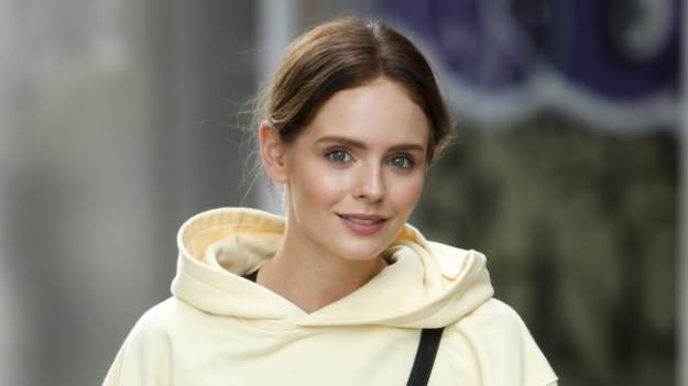 RMF Extra: Olga Kalicka w bieli prezentuje ślubną obrączkę. Obok niej: przystojny aktor "Pasujecie do siebie" - komentują internauci [ZDJĘCIA]