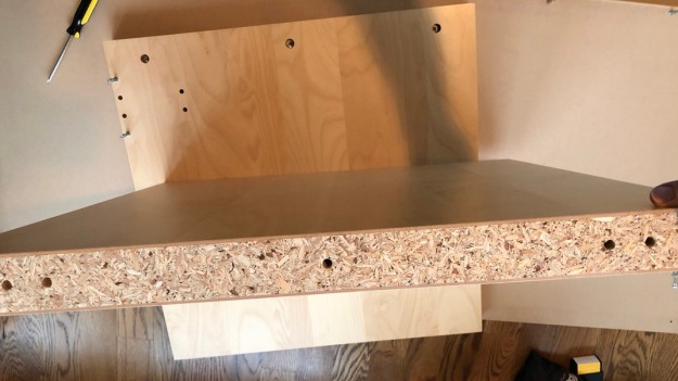 RMF Extra: Przeciął biurko kupione w znanej sieciówce. Co znalazł w środku? Będziecie zdziwieni! 