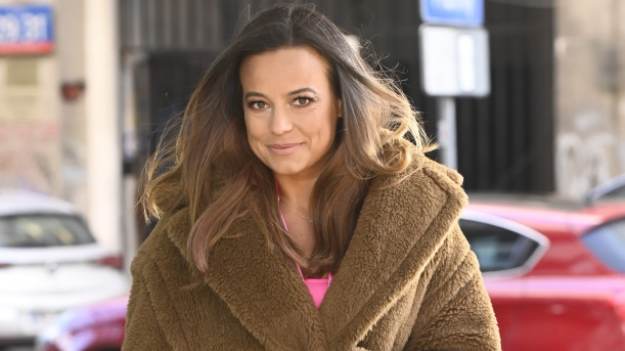 RMF Extra: Anna Mucha w czerwieni. Dopasowana kreacja podkreśliła wszystkie atuty gwiazdy "M jak miłość". "Jak milion dolarów" - komentują internauci [WIDEO]