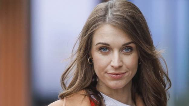 RMF Extra: Julia Kamińska pozuje w biustonoszu. Aktorka odważnie odsłania ciało [ZDJĘCIE]