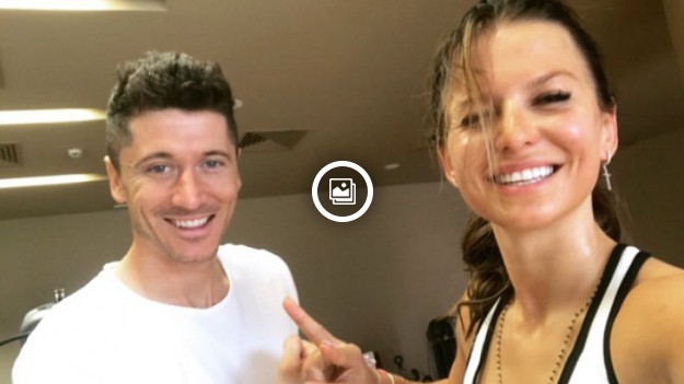 RMF Extra: Robert Lewandowski z Anną na wspólnym zdjęciu przed meczem. Żona wspiera go nawet fryzurą