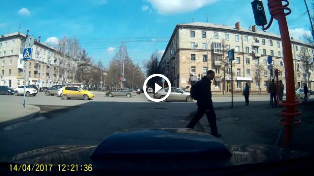 RMF Extra: Chciał wyprostować słup sygnalizacji świetlnej, po czym stało się to!