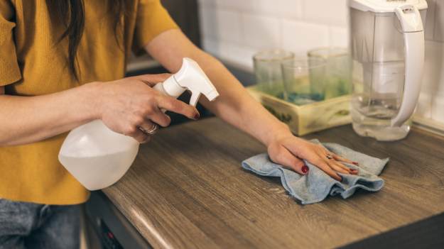 RMF Extra: Wystarczy woda i dwa składniki. Tak łatwo usuniesz tłuszcz z szafek  