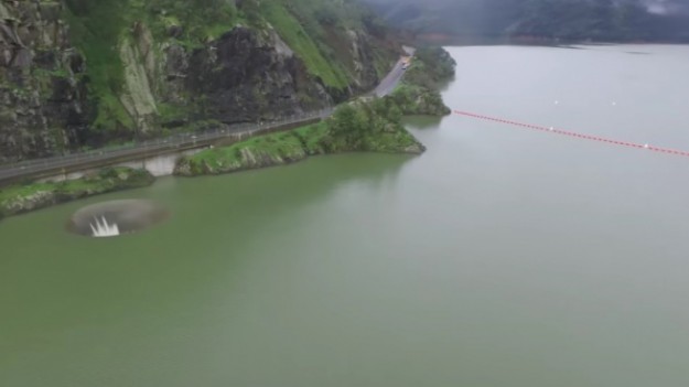 RMF Extra: Niesamowita dziura na środku jeziora w Kalifornii! 