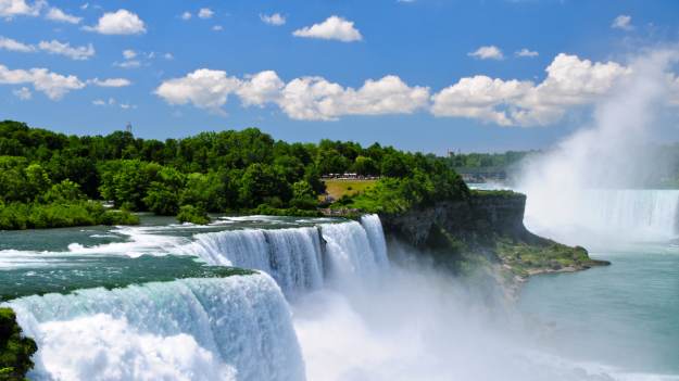 RMF Extra: Dzień Flagi. Najsłynniejszy wodospad na świecie zaświeci się na biało-czerwono!