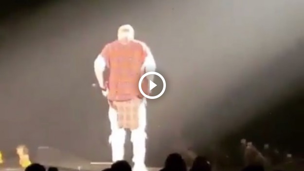 RMF Extra: Justin Bieber spadł ze sceny! Poprawiając spodnie...