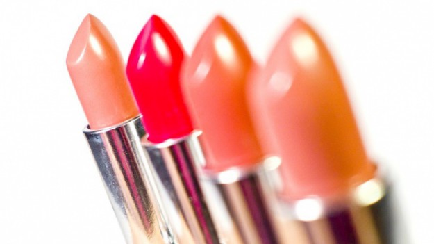 RMF Extra: Promocja -55% w Rossmannie. Co warto kupić? Podkłady, tusze, szminki