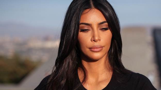 RMF Extra: Kim Kardashian ubrana w perły. Sznur korali nie przykrył wiele... [FOTO]