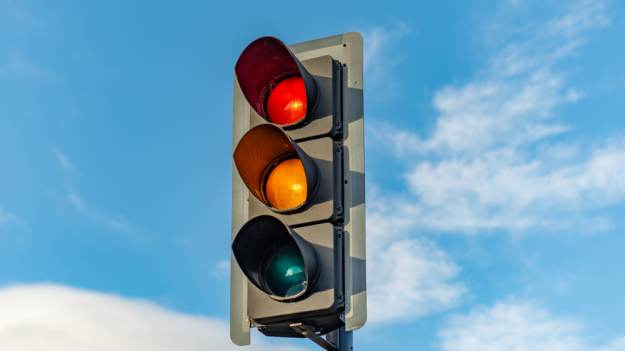RMF Extra: Czy można przejechać na żółtym świetle? Wielu kierowców popełnia błąd, który może słono kosztować!