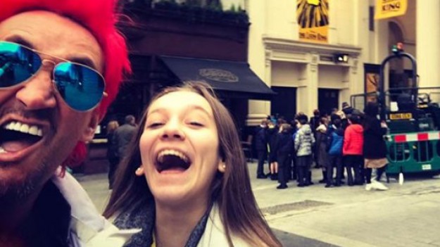 RMF Extra: 14-letnia córka Michała Wiśniewskiego poszła w ślady ojca! Przefarbowała włosy na bardzo odważny kolor