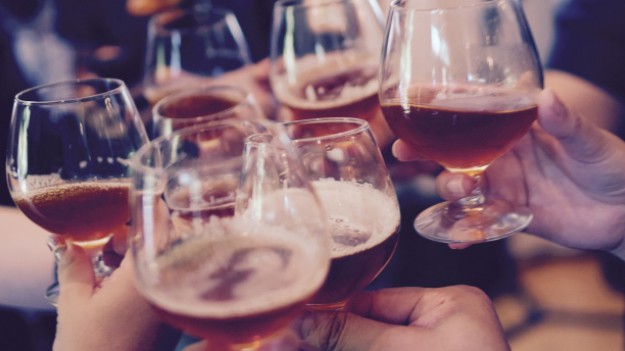 RMF Extra: Polacy koneserami alkoholu! Częściej sięgamy po najdroższy trunek