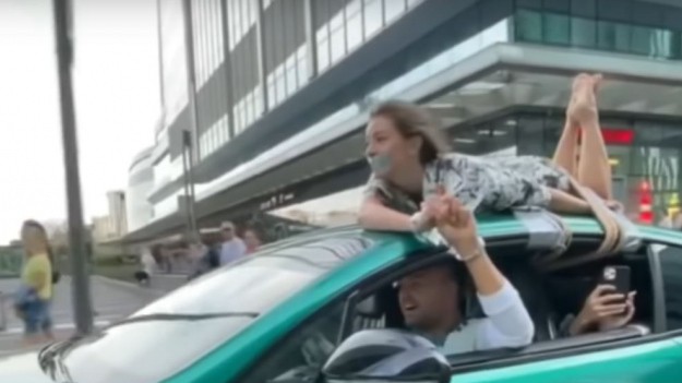 RMF Extra: Influencer przejechał z dziewczyną przywiązaną do dachu samochodu całe miasto. Wszystko w ramach "testu zaufania"