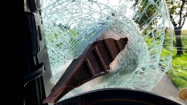 RMF Extra: Klin niczym pocisk wbił się w szybę jadącego pojazdu! Jak znalazł się na drodze? [WIDEO]