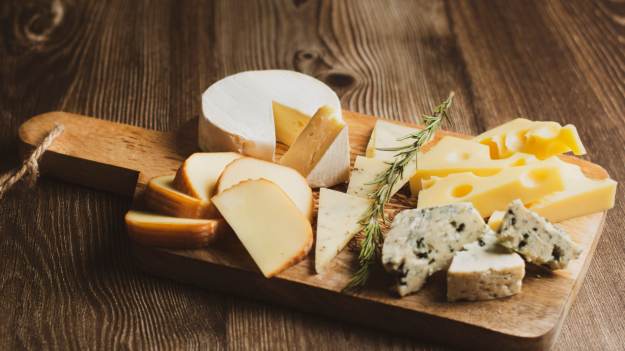 RMF Extra: Dietetycy wskazali najlepszy ser dla osób na diecie. Kilogramy polecą w dół