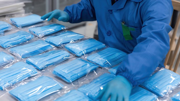 RMF Extra: Największa w Europie fabryka maseczek powstała w Polsce! Ile będą kosztować?