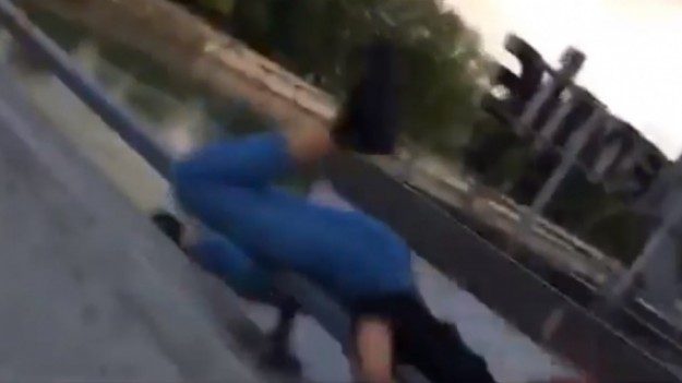 RMF Extra: Tragiczny finał zabawy "podłoga to lawa". Dziewczyna skoczyła z mostu