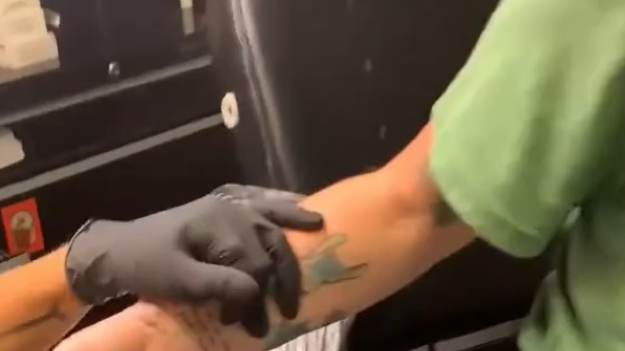 RMF Extra: Wpadka tatuatora. Zrobił kobiecie tatuaż z błędem ortograficznym [WIDEO]
