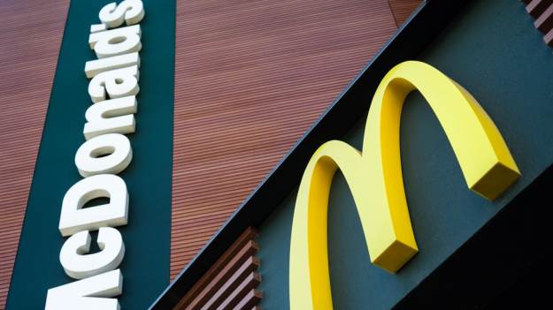 RMF Extra: Rosyjski muzyk nie mógł pogodzić się z zamknięciem restauracji McDonald's. Przykuł się kajdankami do drzwi [WIDEO]