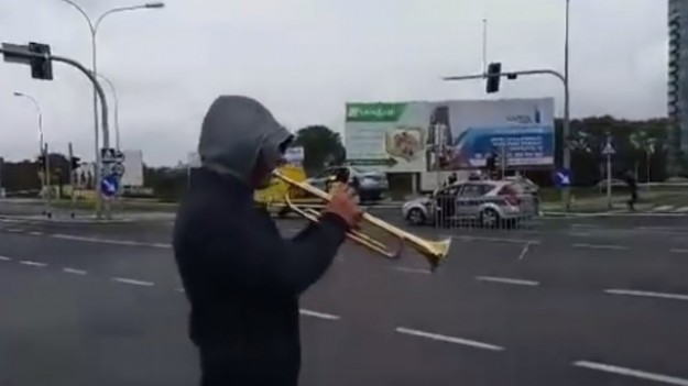 RMF Extra: Muzyczny hołd dla zepsutego radiowozu? Ten filmik podbija sieć!