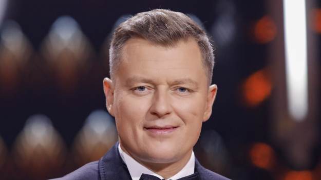 RMF Extra: Rafał Brzozowski zakuty w kajdanki? Szokujące zdjęcie obiegło sieć. Sprawą zajmą się służby [FOTO]