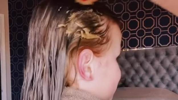 RMF Extra: Przefarbowała włosy 6-letniej córce. Internauci nie zostawili na niej suchej nitki! [WIDEO]