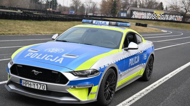 RMF Extra: Wylądował Mustangiem w rowie po pijanemu. Teraz Policja będzie ścigać sportowym autem piratów drogowych