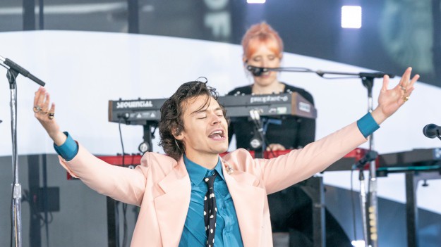 RMF Extra: Harry Styles pozuje w sukience dla magazynu Vogue. Piosenkarz jest pierwszym mężczyzną na okładce Vogue'a 