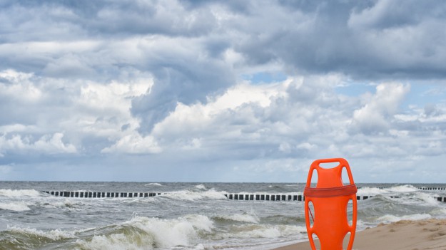 RMF Extra: Tragedia nad Bałtykiem. Na niestrzeżonej plaży utonął 50-latek, jego syna uznano za zaginionego