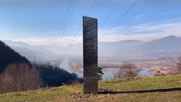 RMF Extra: Tajemniczy monolit zadziwia świat. Zniknął z USA i pojawił się w Rumunii