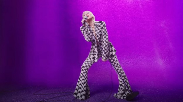 RMF Extra: Miley Cyrus powraca z nowym singiel i klipem! "Midnight Sky" zaskakuje!