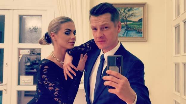 RMF Extra: Marlena Muranowicz relaksuje się w basenie. Żona Marcina Mroczka swobodnie pozowała w czerwonym stroju kąpielowym [ZDJĘCIA]