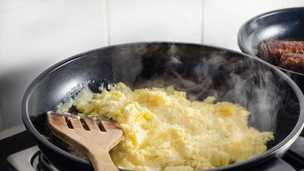 RMF Extra: Oto sekret jajecznicy jak z najlepszej restauracji. Wystarczy jedna łyżka na jedno jajko