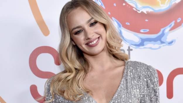 RMF Extra: Wiktoria Gąsiewska pręży się przed lustrem. Aktorka uwodzi w biustonoszu [FOTO]