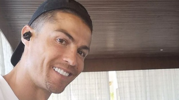 RMF Extra: Cristiano Ronaldo w gęstych loczkach. Nowa fryzura piłkarza zaskakuje!