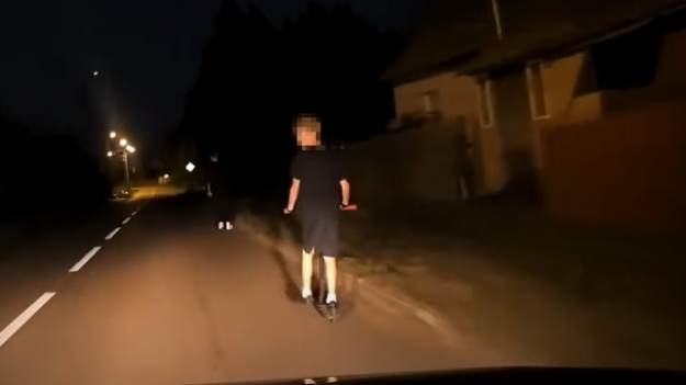 RMF Extra: Na rolkach po jezdni i po zmroku hulajnogą bez oświetlenia... "Jak się ma kartę rowerową, to tak można" [WIDEO]