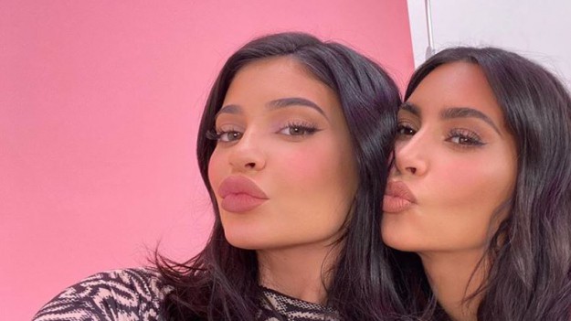 RMF Extra: Kylie Jenner skrytykowana za upodabnianie się do czarnoskórych kobiet. "Przez kwarantannę stała się biała" - kpią internauci