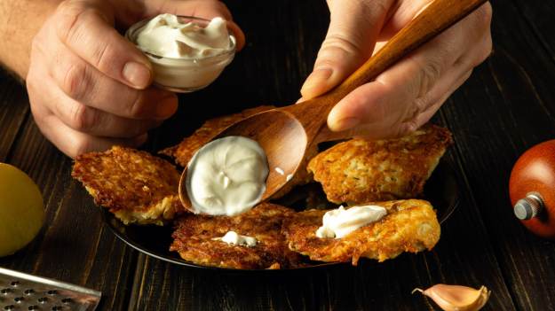 RMF Extra: Co zrobić, żeby placki ziemniaczane nie były ciemne? Wystarczy dodać jedną łyżkę!