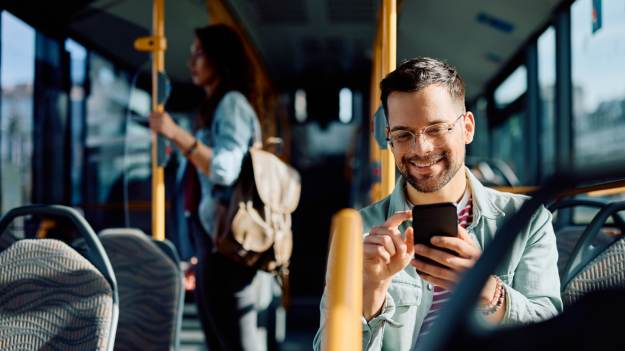 Koniec z telefonami w komunikacji miejskiej. Oto,..