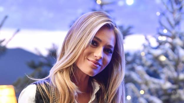 RMF Extra: Odsłonięte plecy i głęboki dekolt. Marcelina Zawadzka tonie w komplementach: "Królowa piękna" [FOTO]