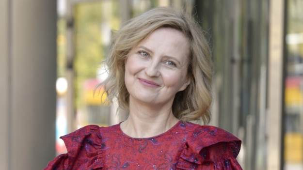 RMF Extra: Izabela Kuna na zdjęciach z wakacji. Strój kąpielowy połączyła z ciepłą czapką. "Wygląda Pani jak milion dolarów"