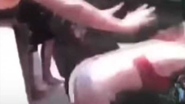 RMF Extra: 16-latka zepchnięta z mostu przez 18-letnią koleżankę. Szokujące nagranie