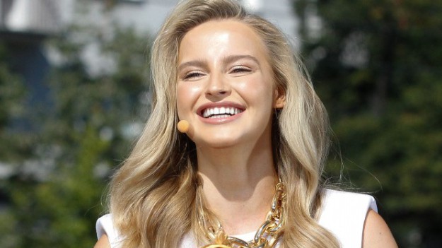 RMF Extra: Karolina Pisarek na zmysłowym zdjęciu. Naga modelka zasłania się pościelą