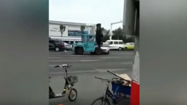 RMF Extra: Szaleniec w Chinach urządził masakrę wózkiem widłowym. Demolował drogę i samochody