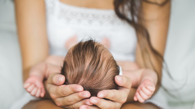 RMF Extra: Zdjęcie noworodka podbija sieć. Ta mina mówi wszystko!