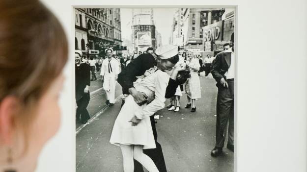 RMF Extra: Pocałunek, który przeszedł do historii. 80 lat od słynnej fotografii z Times Square