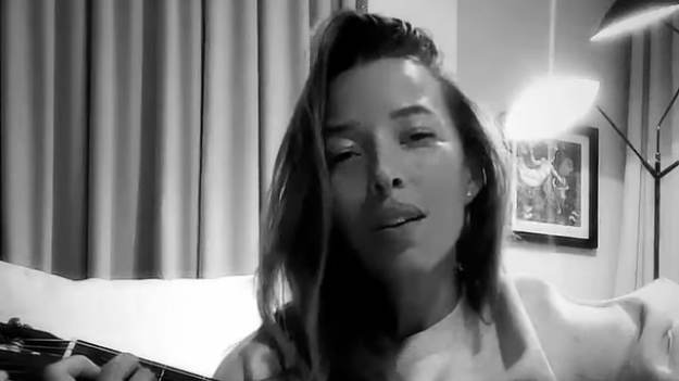 RMF Extra: Ewa Chodakowska nagrała piosenkę. "Niech wrażliwi tego nie słuchają" [WIDEO]