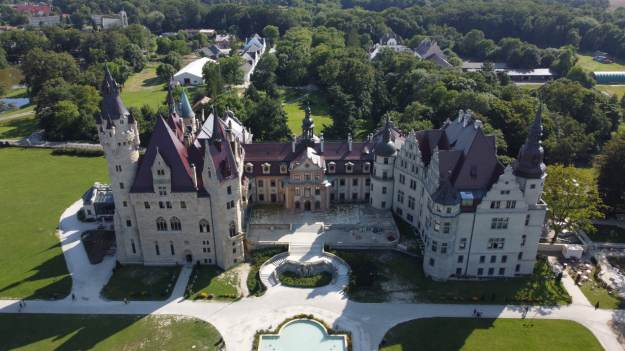 RMF Extra: Ma 365 pomieszczeń, 99 wież i wieżyczek. Zamek jak z bajki Disneya zaledwie 30 km od Opola