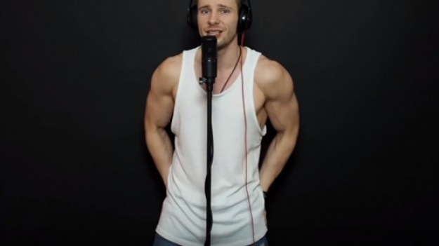 RMF Extra: Ten przystojniak nagrał polską wersję "Despacito". Posłuchajcie!